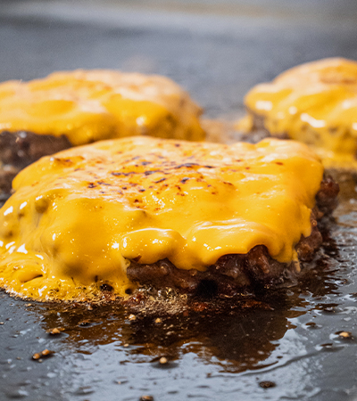 大阪市旭区千林のバーガーとワッフル持ち帰り専門店STACKS 525（スタック525）のバーガー調理画像