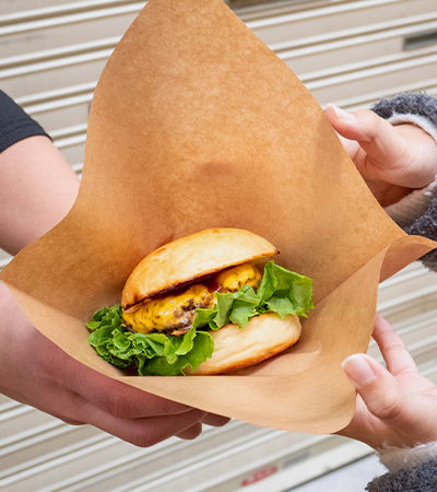 大阪市旭区千林のバーガーとワッフル持ち帰り専門店STACKS 525（スタック525）のバーガー調理画像