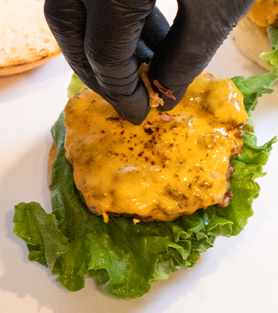 大阪市旭区千林のバーガーとワッフル持ち帰り専門店STACKS 525（スタック525）のバーガー調理画像