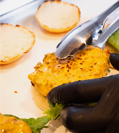 大阪市旭区千林のバーガーとワッフル持ち帰り専門店STACKS 525（スタック525）のバーガー調理画像