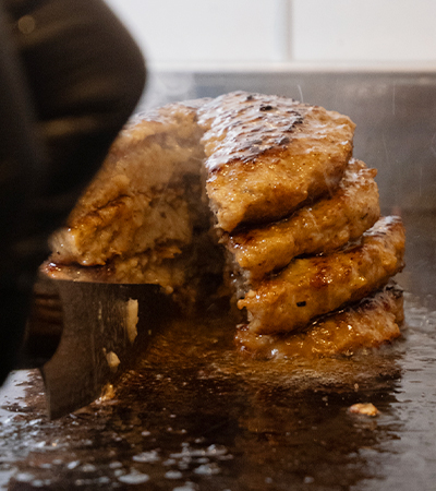 大阪市旭区千林のバーガーとワッフル持ち帰り専門店STACKS 525（スタック525）のバーガー調理画像