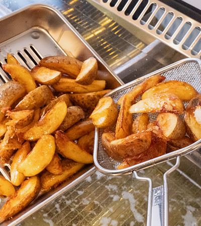 大阪市旭区千林のバーガーとワッフル持ち帰り専門店STACKS 525（スタック525）のポテト調理画像