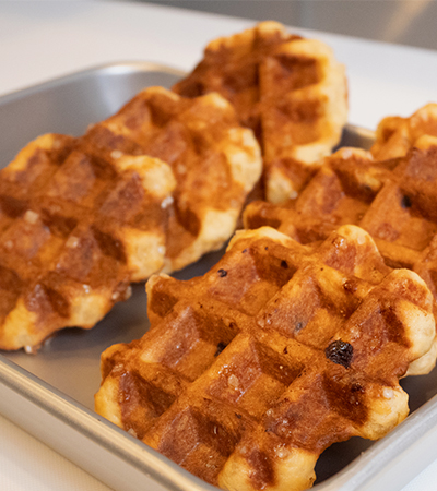 大阪市旭区千林のバーガーとワッフル持ち帰り専門店STACKS 525（スタック525）のワッフル調理画像