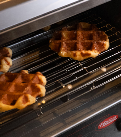 大阪市旭区千林のバーガーとワッフル持ち帰り専門店STACKS 525（スタック525）のワッフル調理画像